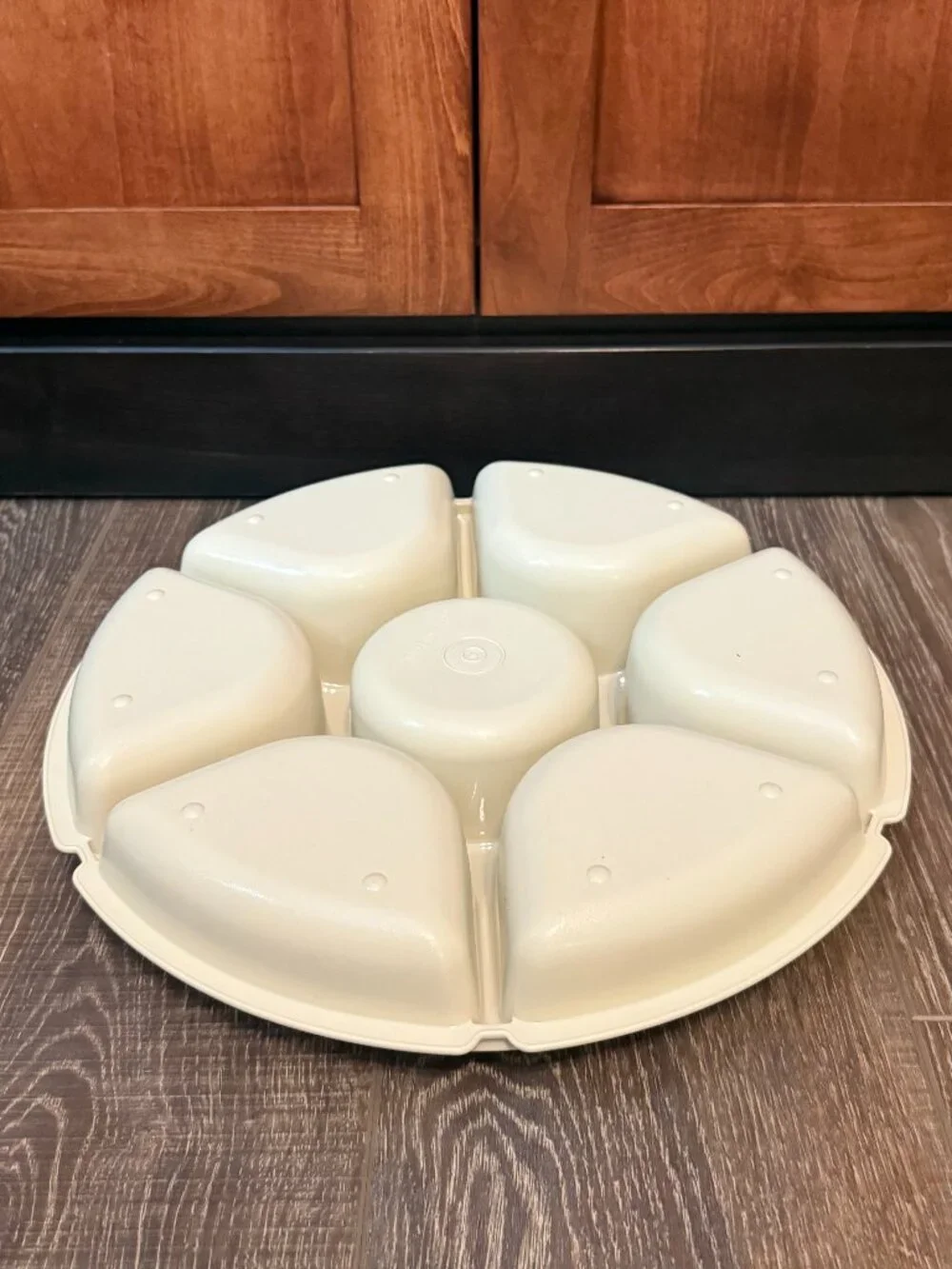 Tupperware Divided Snack and Dip Tray with Bowl